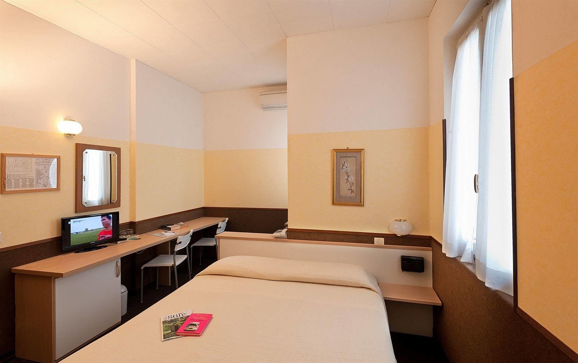 Hotel Eden Бавено Екстериор снимка